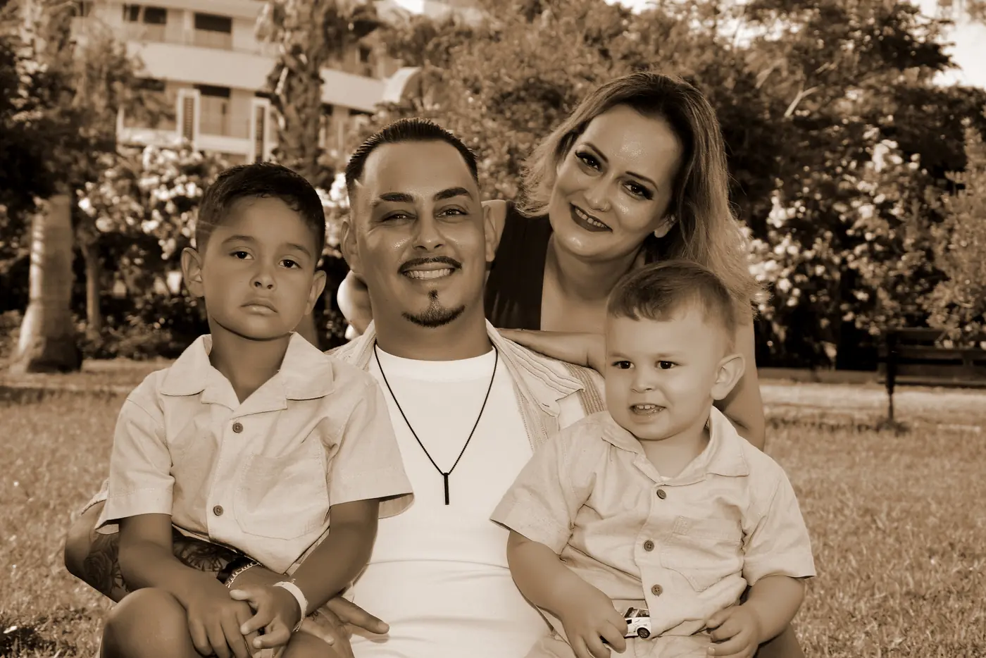 Familienporträt in Sepia im Garten
