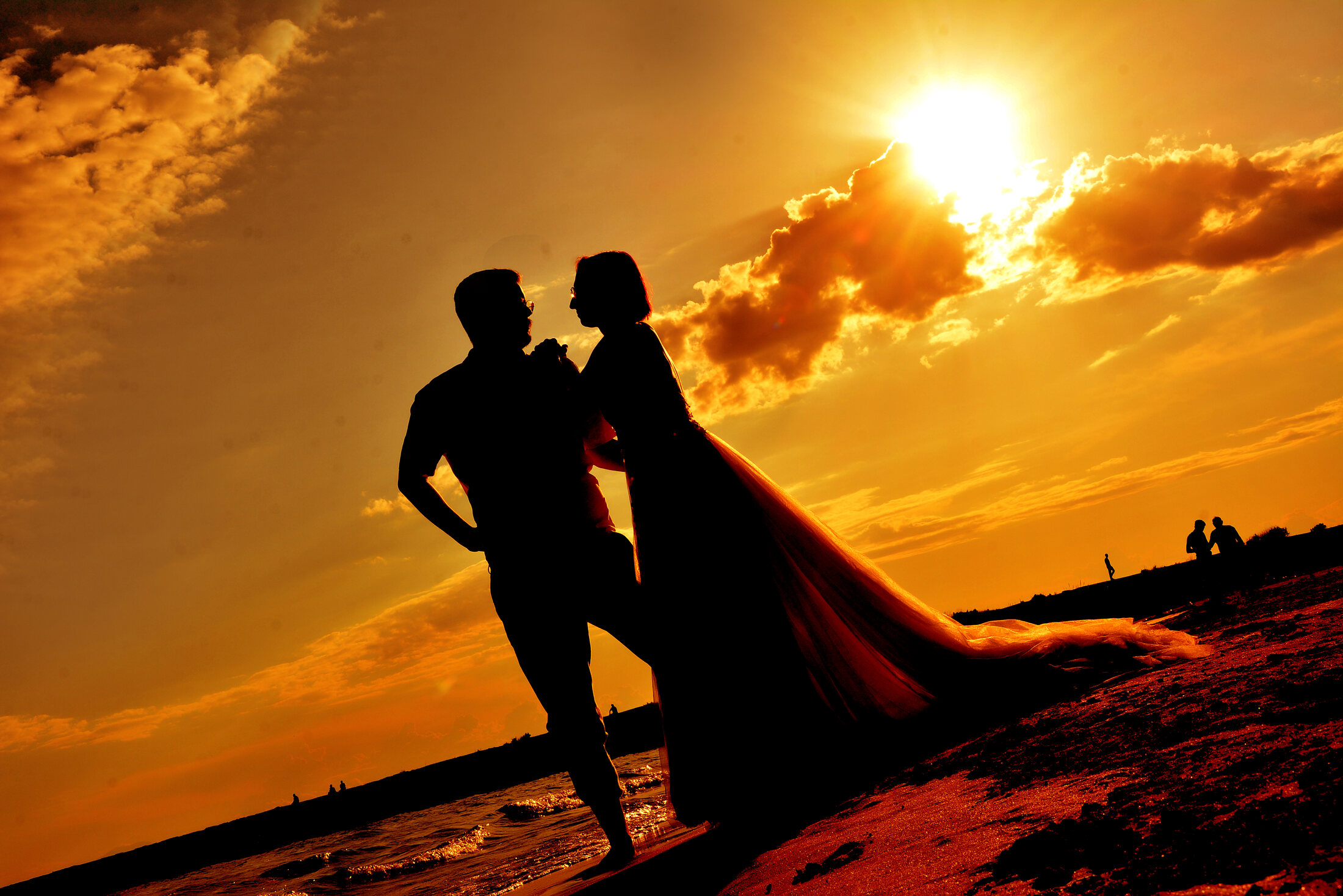 Paar als Silhouette im goldenen Sonnenuntergang am Strand der türkischen Riviera