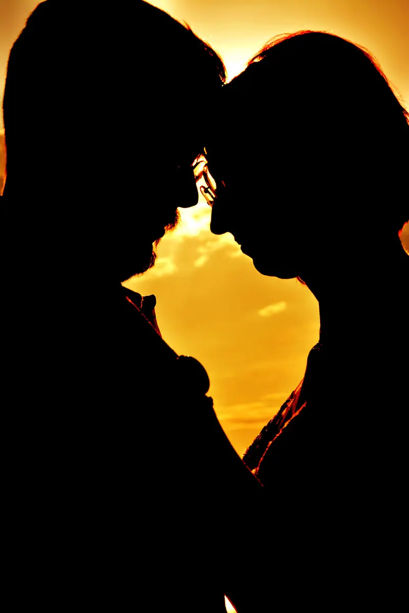 Silhouette im goldenen Sonnenuntergang am Meer