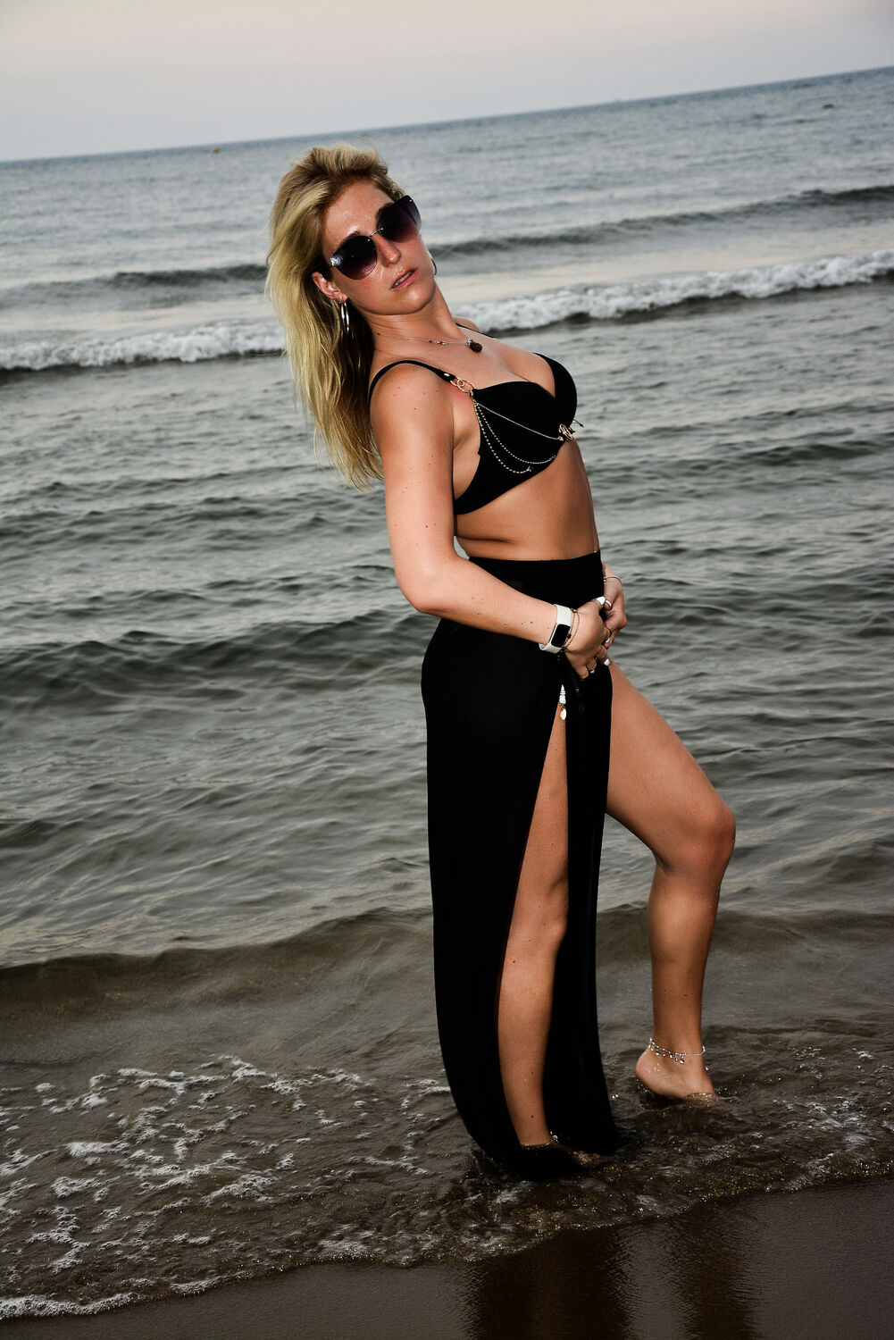 Frau im schwarzen Kleid im Meer bei Side