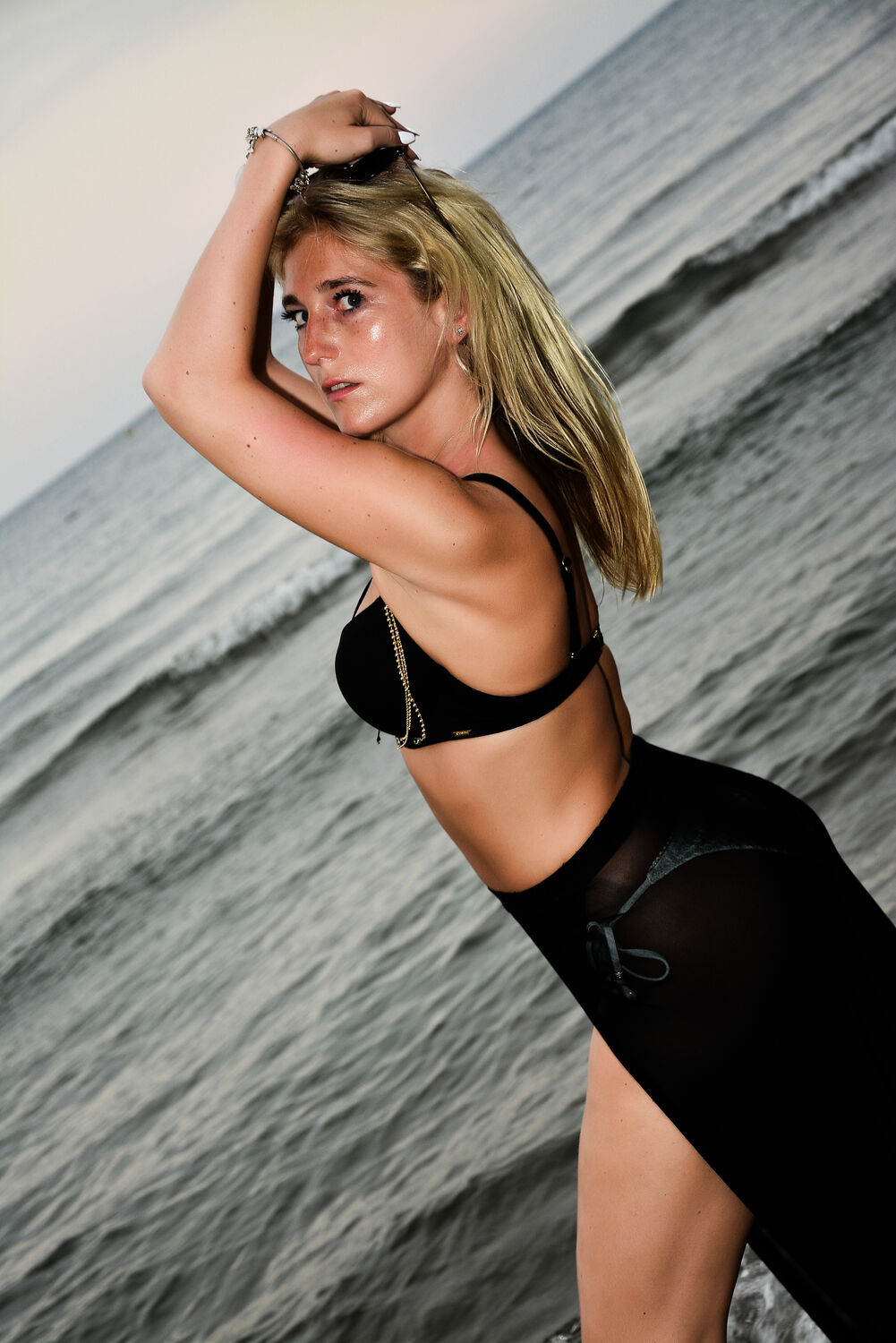 Frau am Meer im Abendlicht
